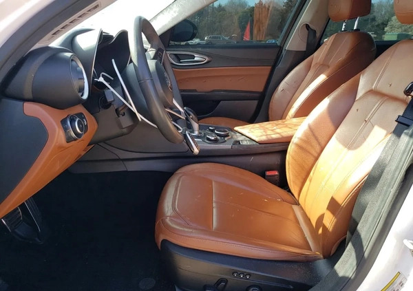 Alfa Romeo Giulia cena 56000 przebieg: 121045, rok produkcji 2017 z Olsztyn małe 56